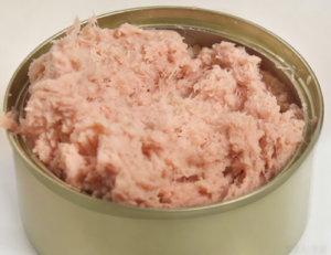Vollwertiges und ausgewogenes Katzenfutter in Dosen als Hauptnahrung, Rezeptur mit Huhn und Zellulose<...