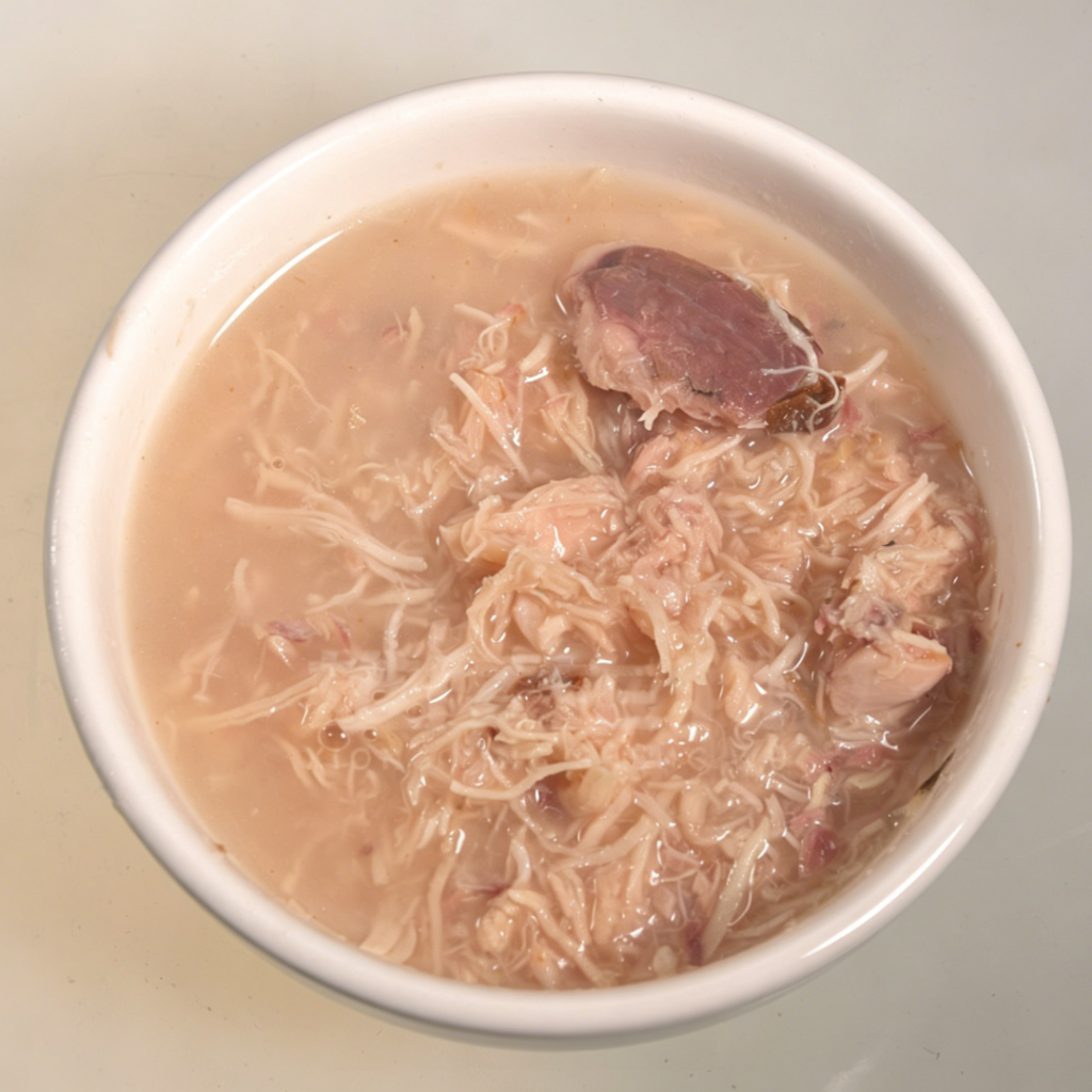 Dose mit Tierleckereien, Rezeptur mit Huhn und Thunfisch – Nassfutter für Haustiere –...