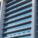 الجدران الستائرية والواجهات المصنوعة من الألومنيوم المبثوق