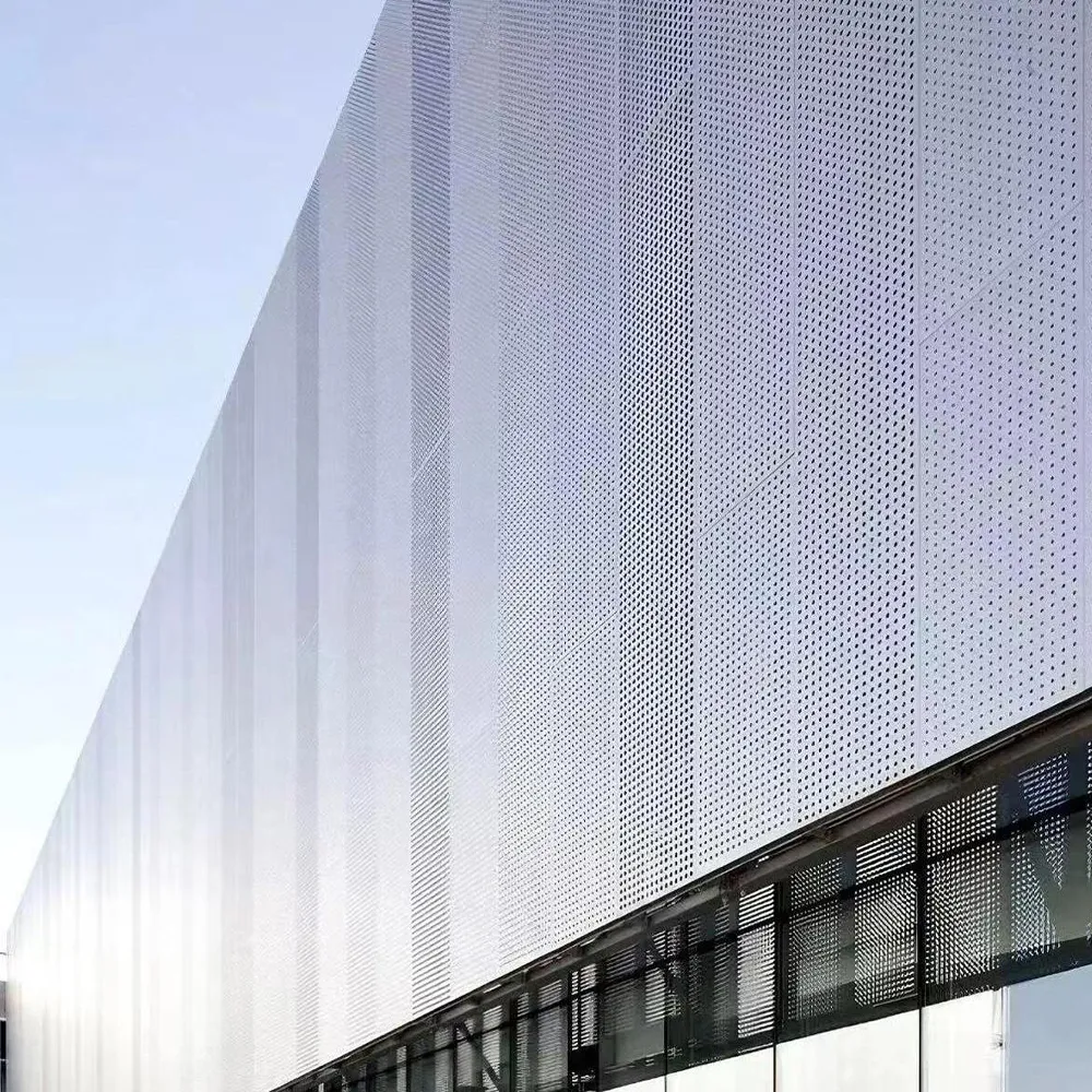 Lange, streifenförmige Fassadenverkleidung aus perforiertem Aluminium ...