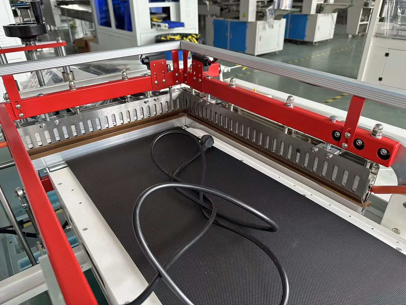 FQL450 L sealer sealing blade detail for egg tray shrink wrapping