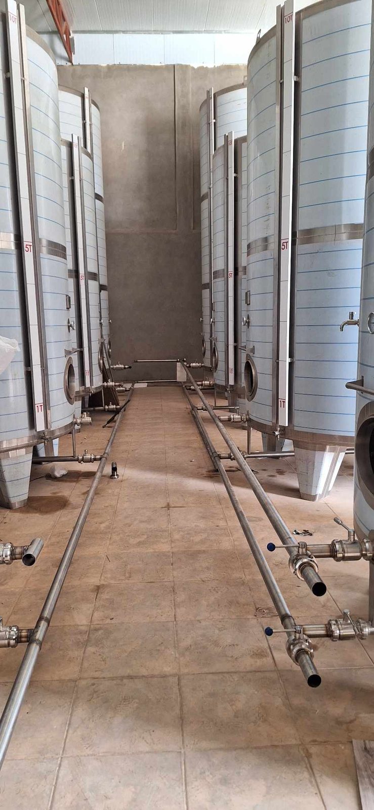 The customer's olive oil tank area helped us plan the filling line direction.