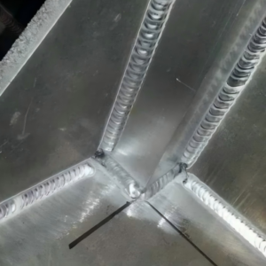 soldadura MIG para aluminio, vista cercana de junta de esquina de soldadura MIG de aluminio limpia