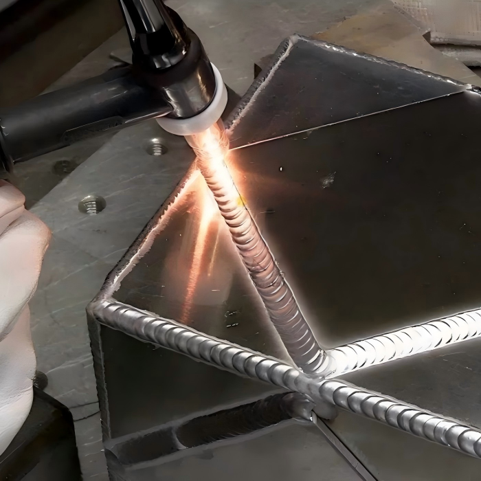Fabricación de soldadura de aluminio con MIG mostrando cordones de soldadura suaves y técnicas de soldadura adecuadas
