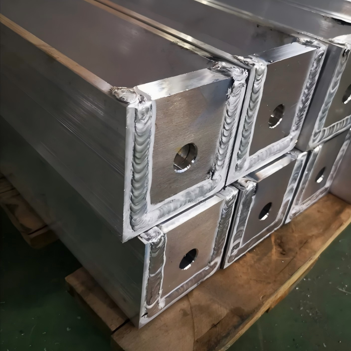 Soldadura de precisión de aluminio con MIG para piezas de aluminio livianas y fabricación industrial confiable