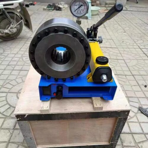 Lightweight portable manual hose crimper for field machinery maintenance