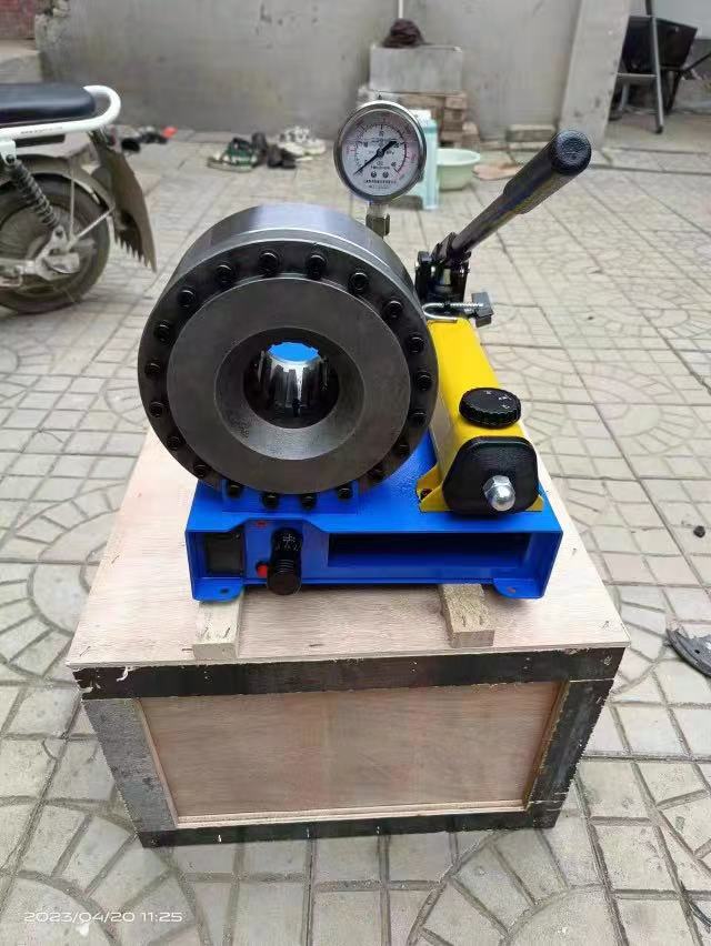 Lightweight portable manual hose crimper for field machinery maintenance