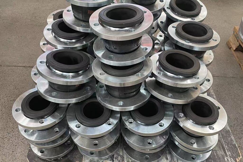 . Flange‑mounted rubber bellows compensator for piping system