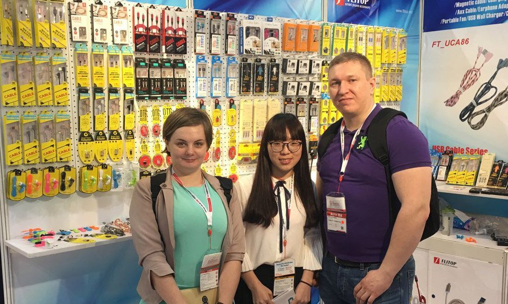 flitop-team-at-trade-show-1