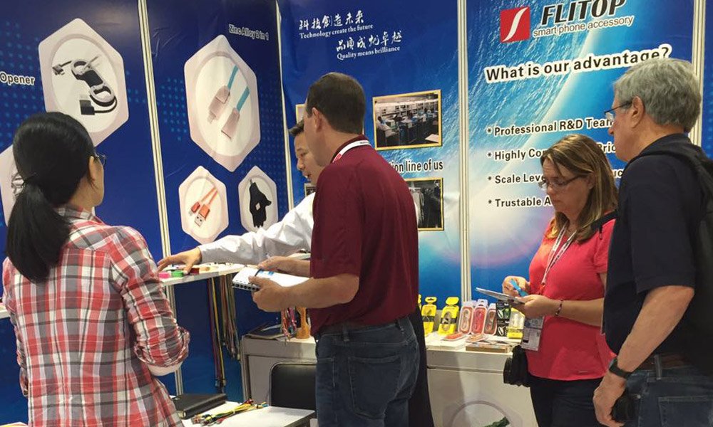 flitop-team-at-trade-show-3