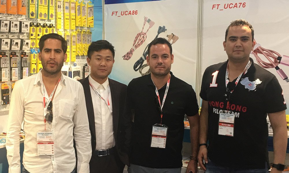 flitop-team-at-trade-show-4