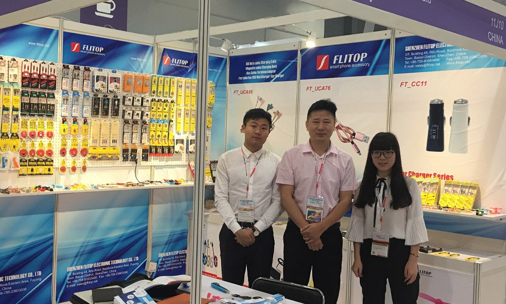 flitop-team-at-trade-show-8